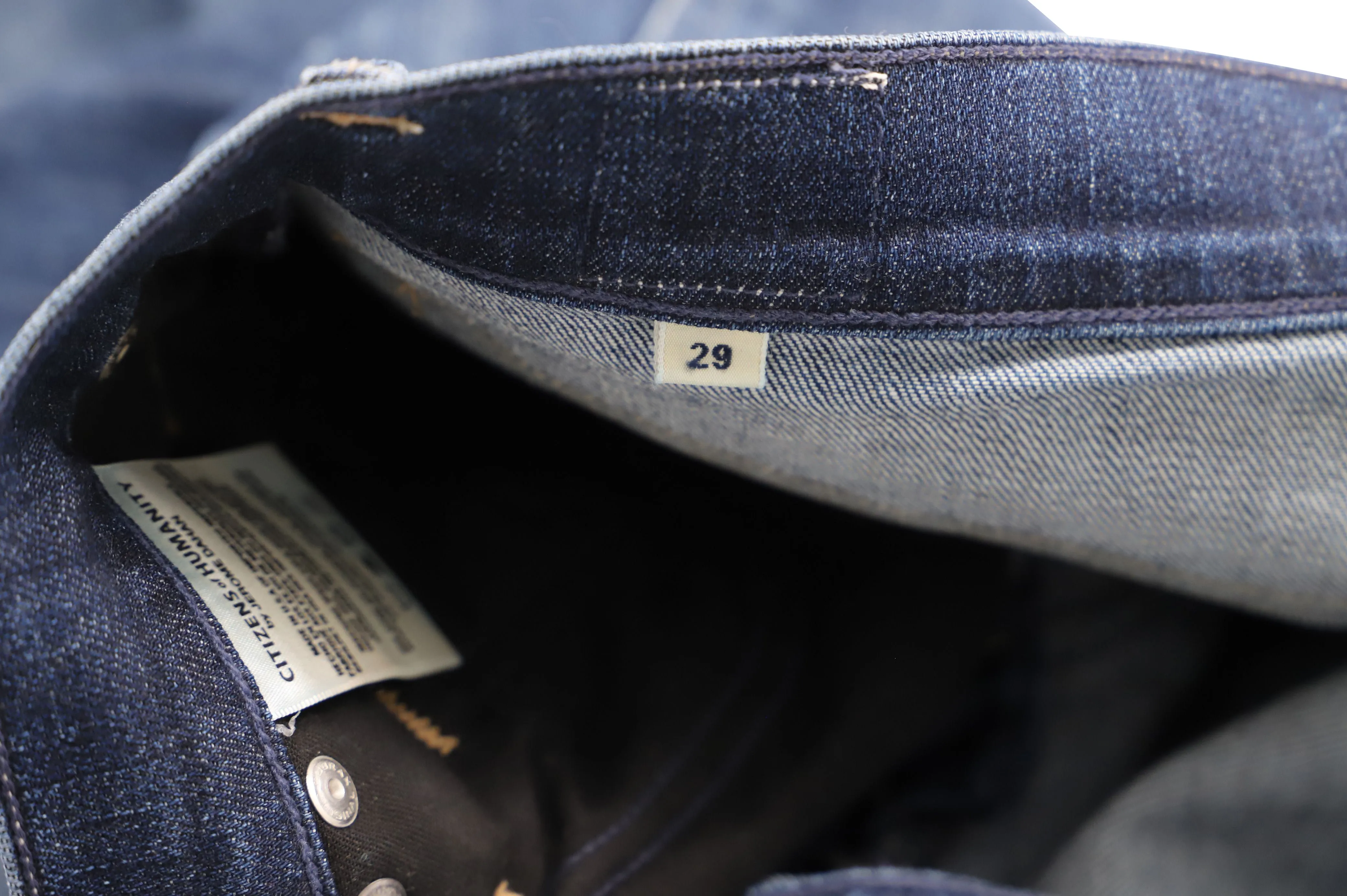 Citizens Of Humanity Mid Rise Cropped Jeans in Blue Cotton