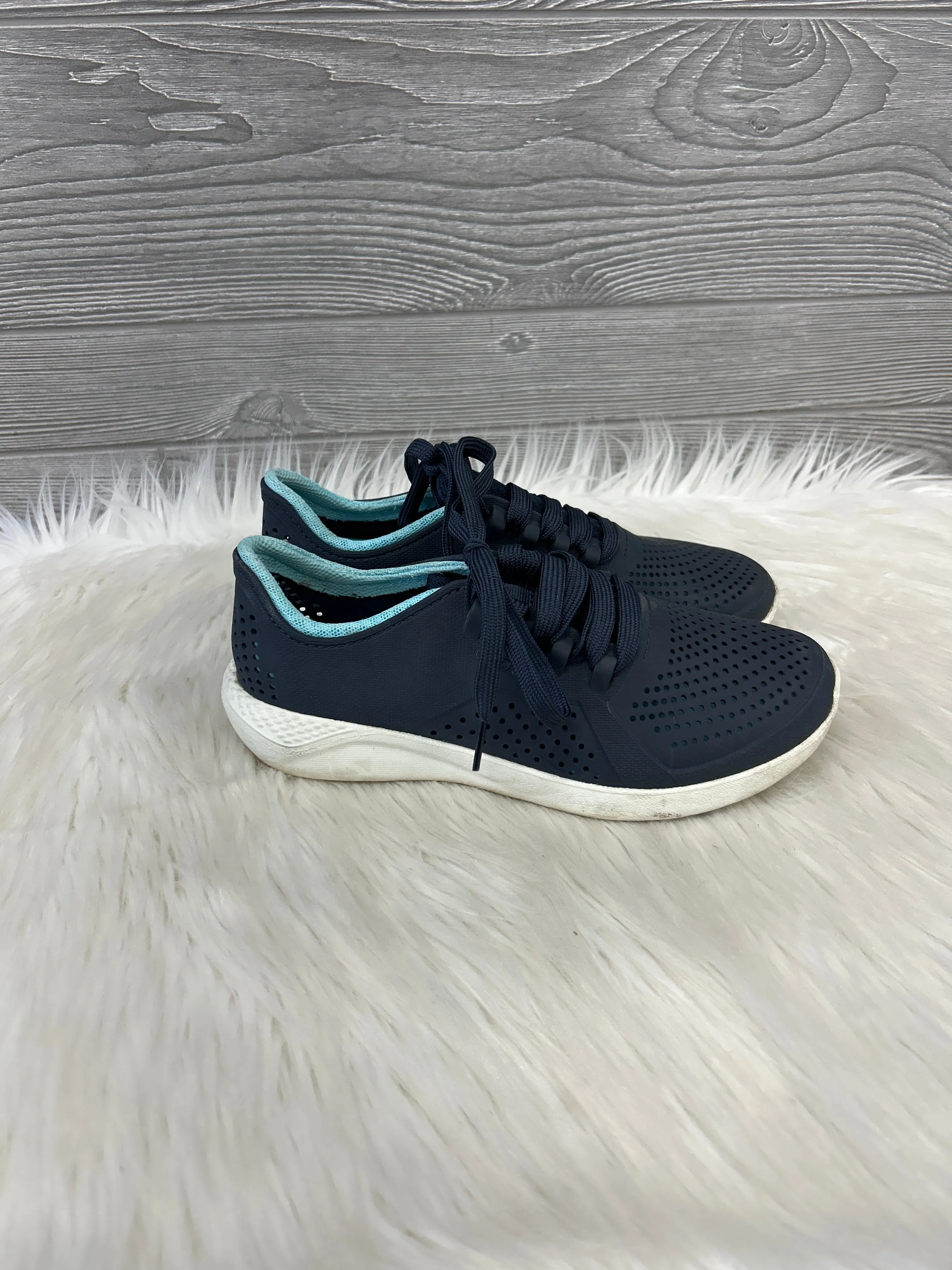 Shoes Athletic By Crocs In Blue, Size: 7 crocs